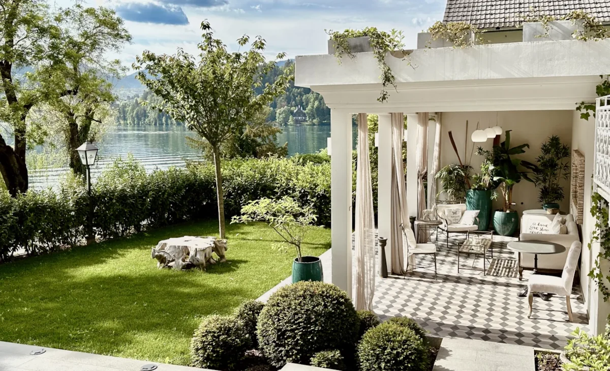 Terasa luksuznega hotela ob jezeru