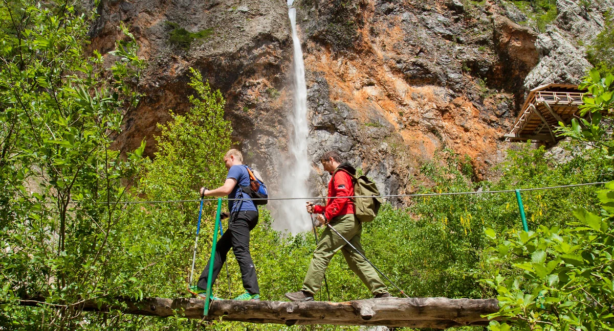 Logar Valley Ebike Tour: Two hikers on their way to Rinka Waterfall
